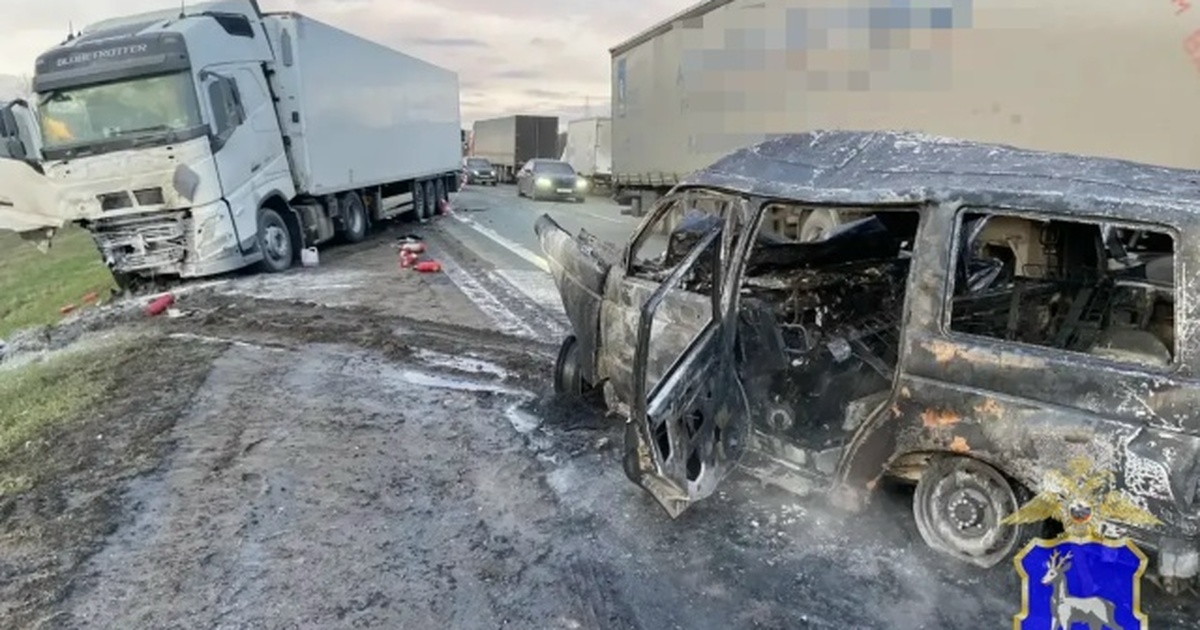 После столкновения с фурой загорелся УАЗ Патриот