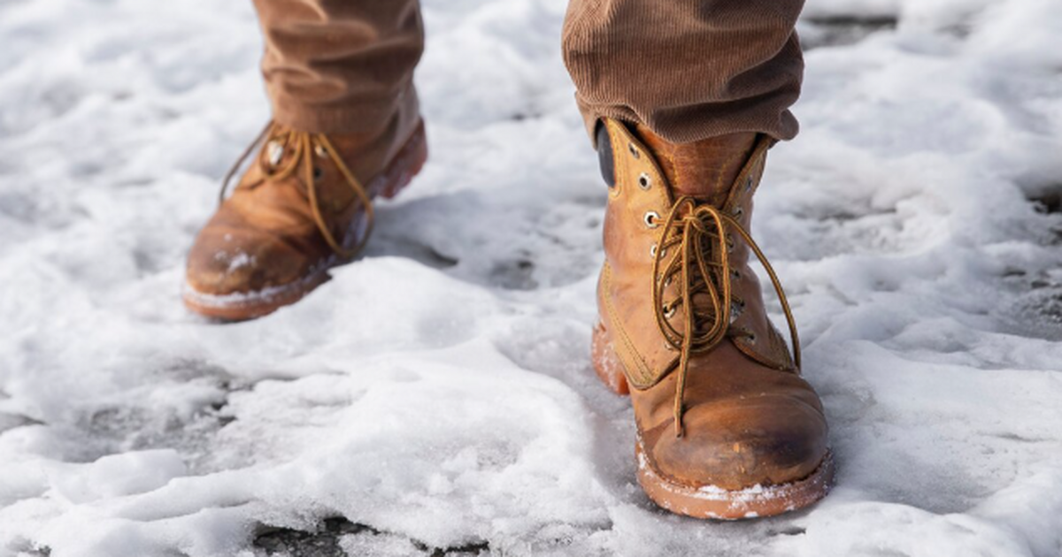 Зимний гололёд превращает обычную дорогу в поло...