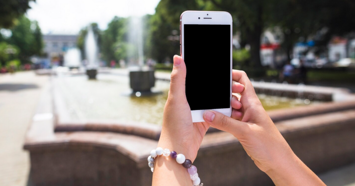 Смартфон iPhone 4, выпущенный более десяти лет ...