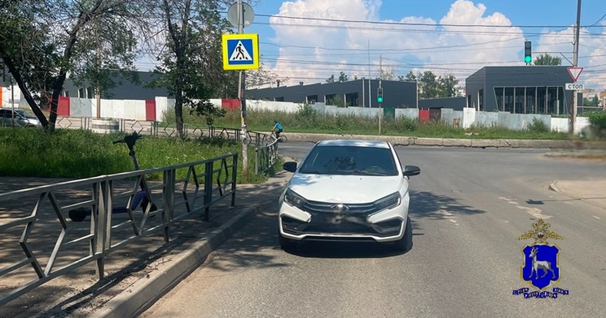 В Самаре водитель Lada Vesta сбил двух пешеходов на переходе В результате происшествия пострадали 20-летний ...
