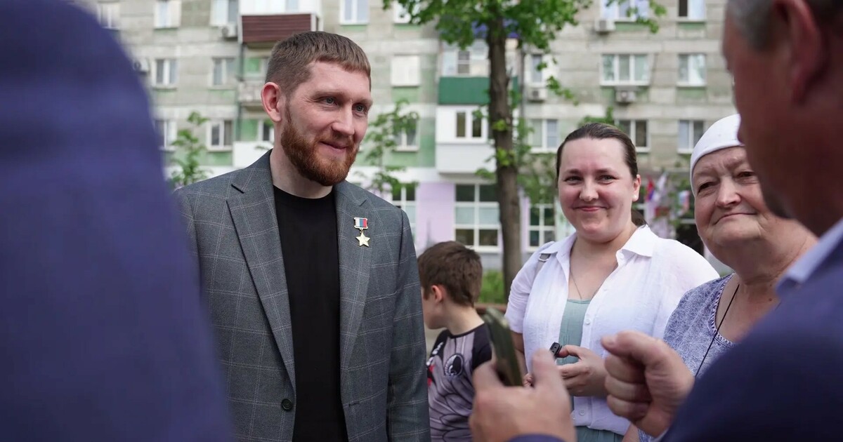 Вячеслав Федорищев представил жителям региона Героя РФ Дениса Портнягина Портнягин уже более месяца работает в команде г...