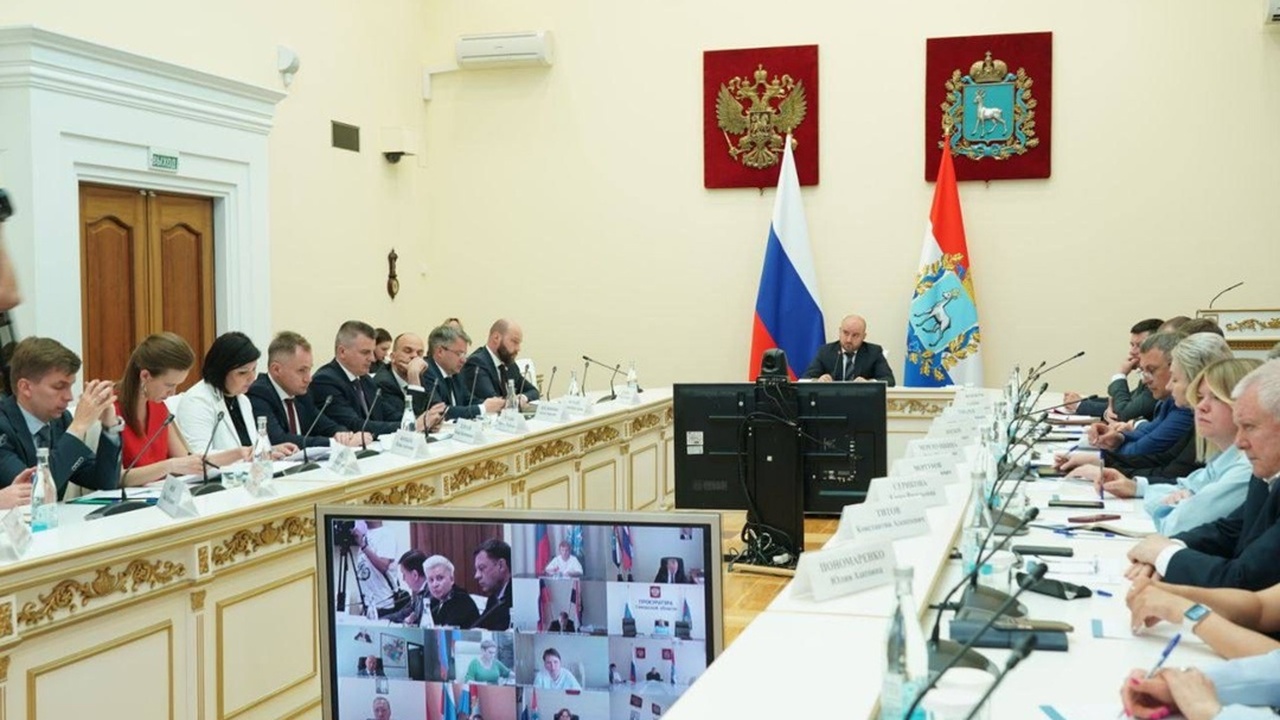 27 мая в Самаре губернатор провел оперативное совещание Правительства области Обсуждались вопросы летнего отдыха детей, ТКО, ...