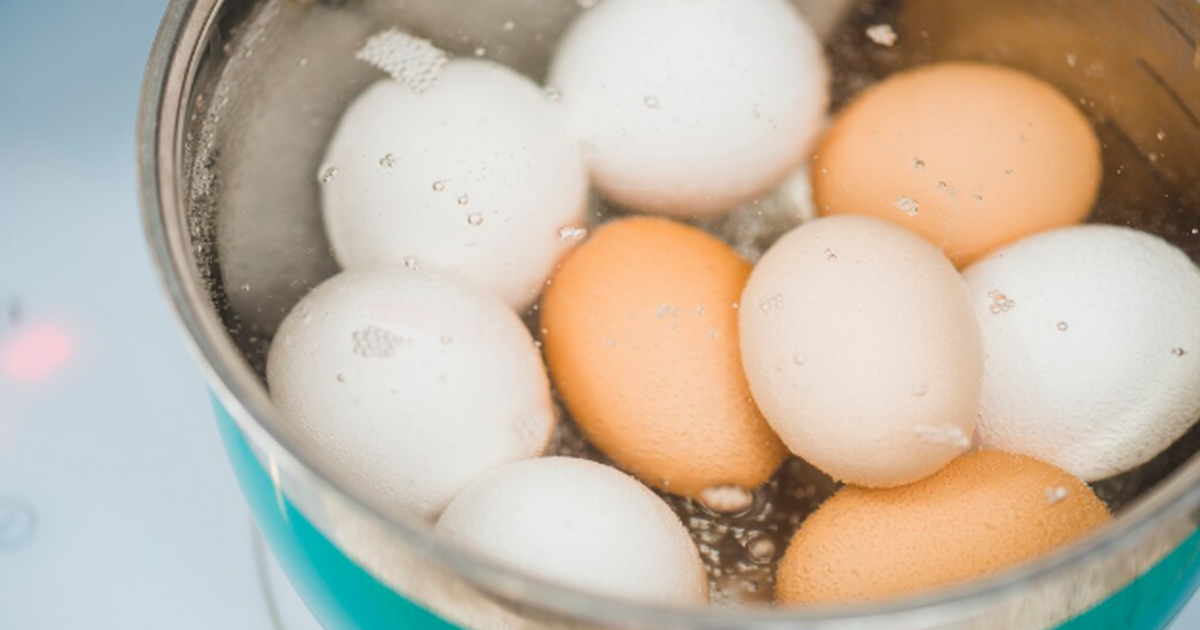 Что необходимо добавить в воду при варке яиц, чтобы скорлупа слетала с них сама – полезный бытовой лайфхак Свежие, фермерские яйца часто «сдирают» половин...