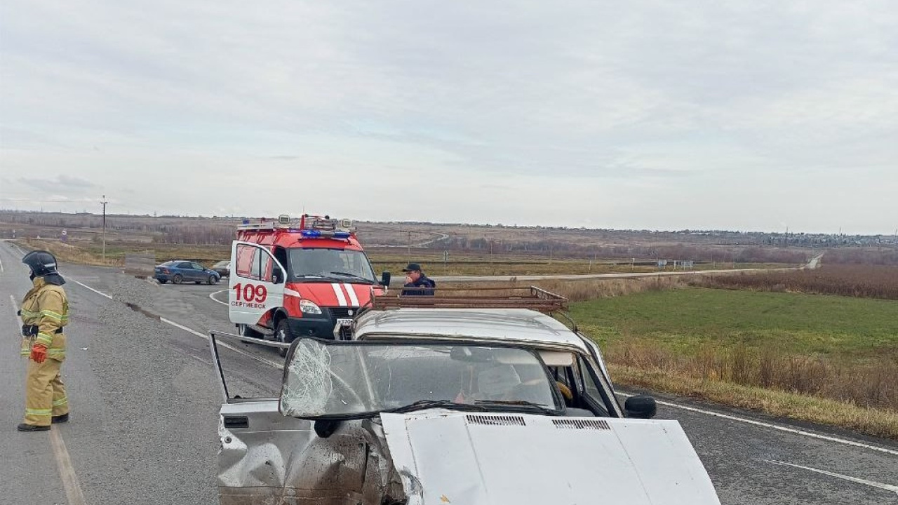 20 октября на обводной дороге Сергиевска столкнулись КАМАЗ и ВАЗ-2105 В аварии пострадала пассажирка отечественного а...