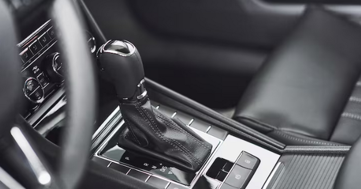 Остановил инспектор ГИБДД: пассажир на заднем сидении не пристегнут, выписали штраф - кто должен платить и как себя вести по закону Пассажир сзади без ремня: кто платит штраф и ка...