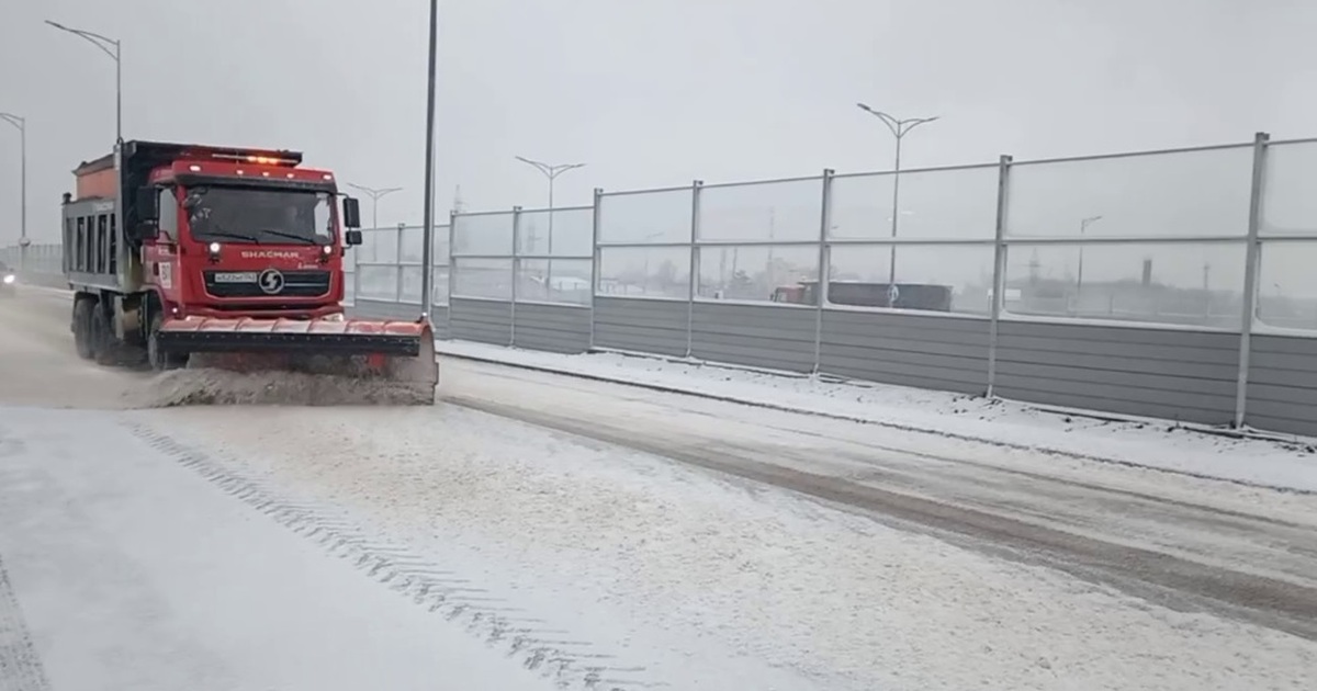 Дорожники Самарской области использовали 324 машины и 2000 т реагентов за ночь Особо сложная обстановка сложилась в пяти район...