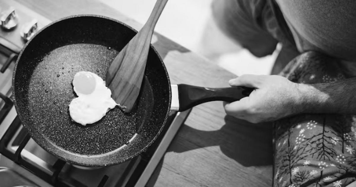 Как очистить самую старую сковороду от нагара - даже тереть не надо: никакого волшебства нет Даже не самые сильные средства начинают работат...