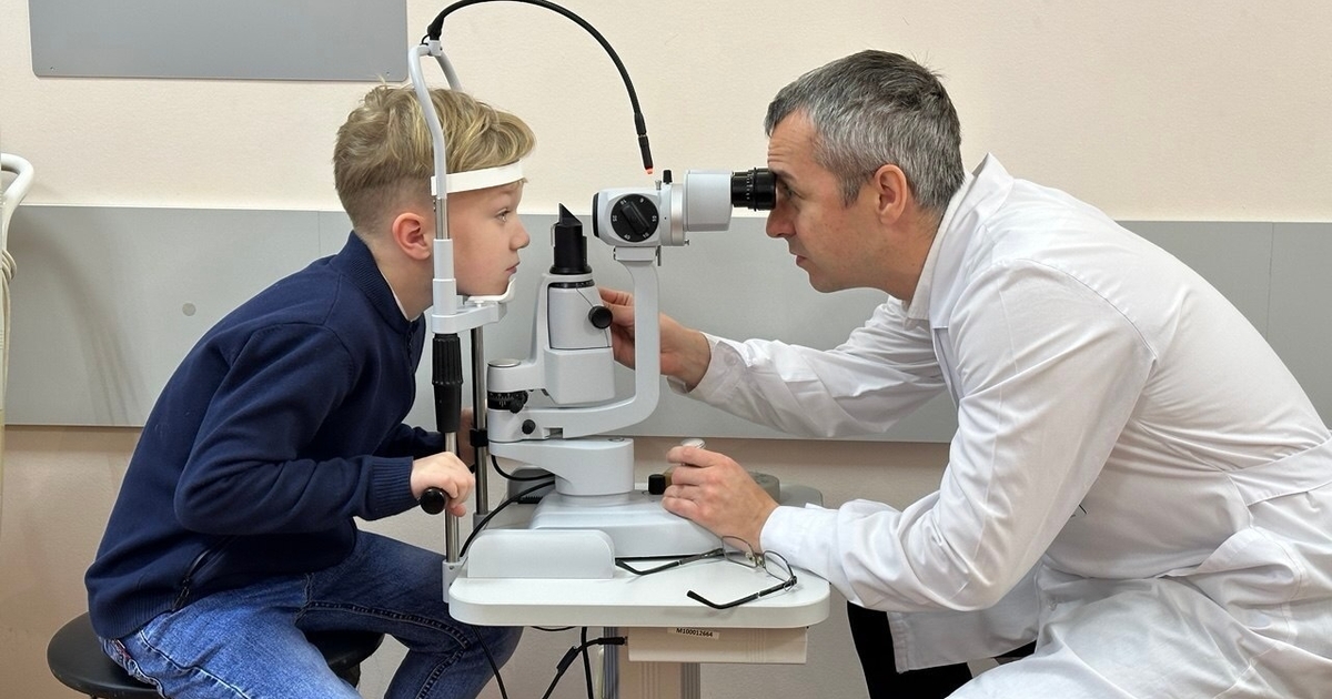 Хирурги удалили мутный хрусталик и заменили его...