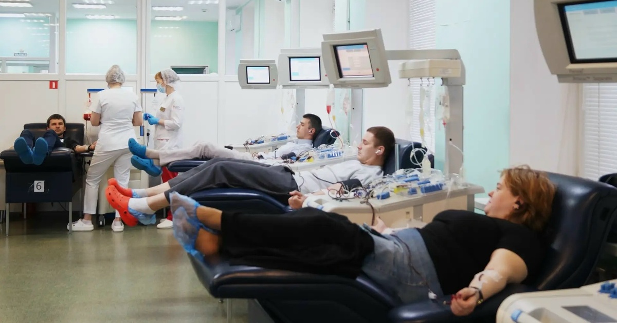 Во Всемирный день донора жителей Самарской области приглашают на акцию После сдачи крови участникам вручат памятные по...