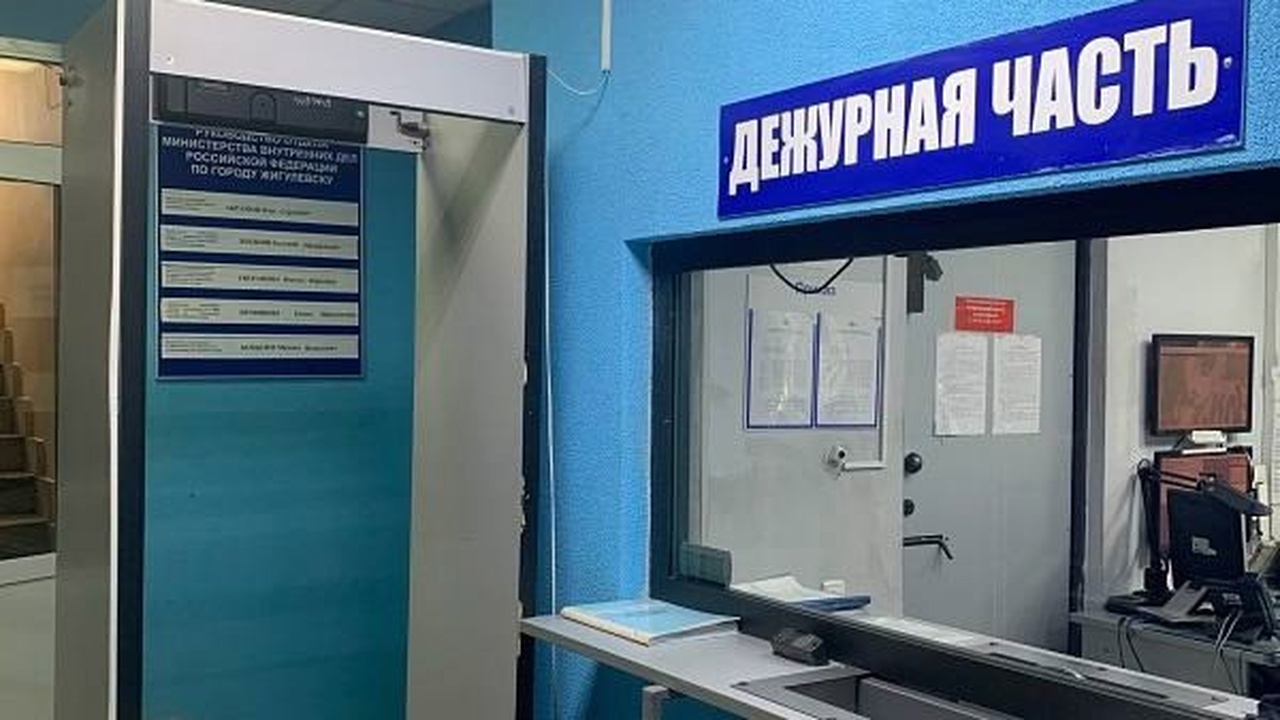 22 мая в Самарской области полицейские выстрелами пресекли действия преступника В селе Дубки Сызранского района задержали воору...