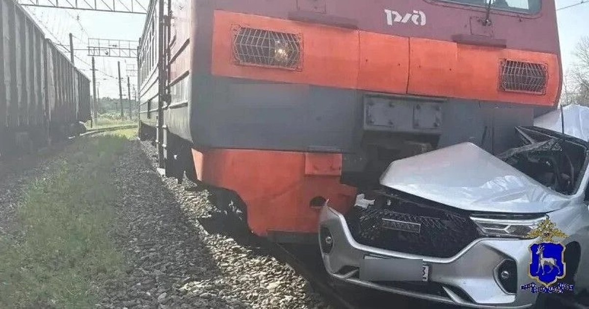В Самарской области пассажир погиб в ДТП с поездом на переезде Водитель выехал на пути на запрещающий сигнал с...