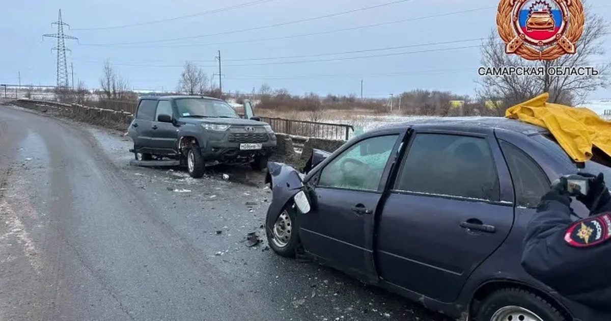 Произошло лобовое столкновение двух автомобилей...