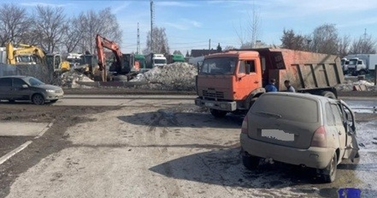 В Самаре КамАЗ сбил движущуюся в попутном направлении Lada Kalina В аварии пострадали водитель и пассажир легково...