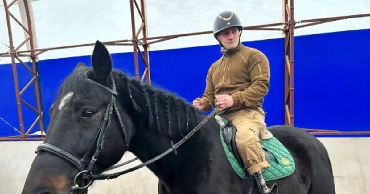 В Самаре ветеранам СВО помогают вернуться к жизни с помощью иппотерапии Проект «Мы с конем вдвоем» стартовал в Самарско...