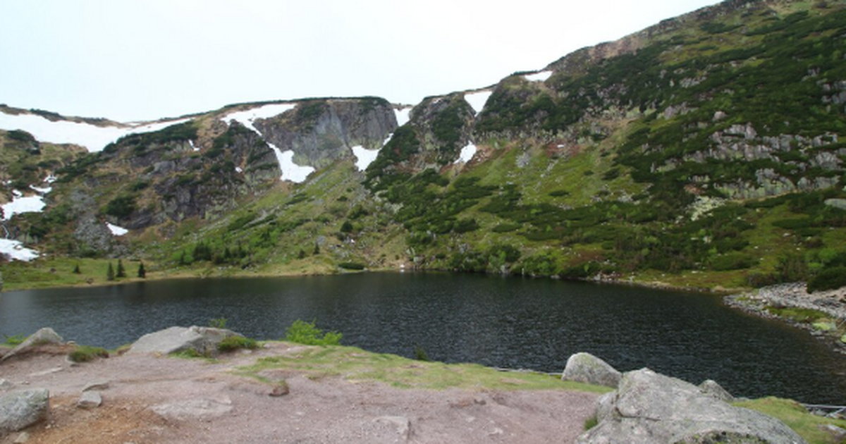 Озеро Хазар, расположенное в восточной Турции, ...