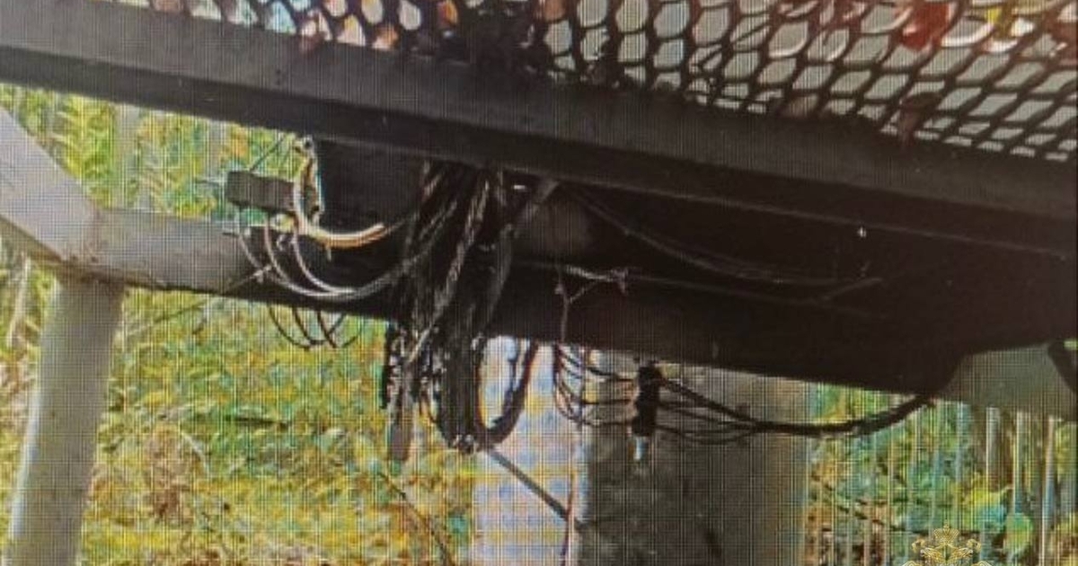 Двое мужчин подожгли базовую станцию сотового о...