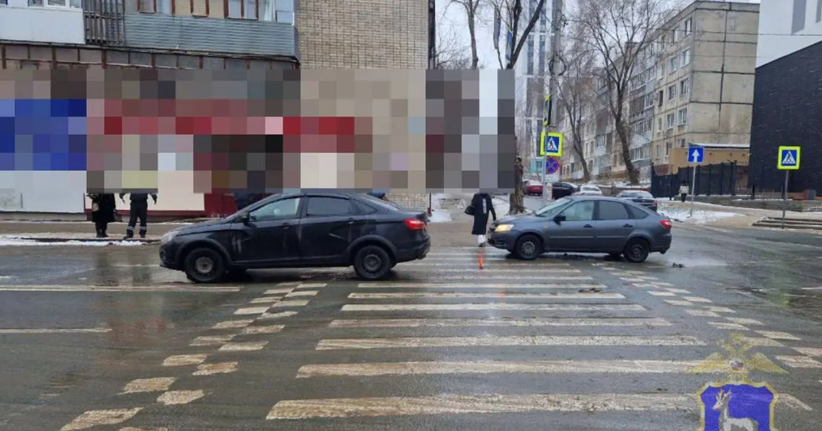 Водитель Lada Vesta сбил женщину на нерегулируемой «зебре» в центре Самары Днём 17 декабря на одном из городских перекрёст...
