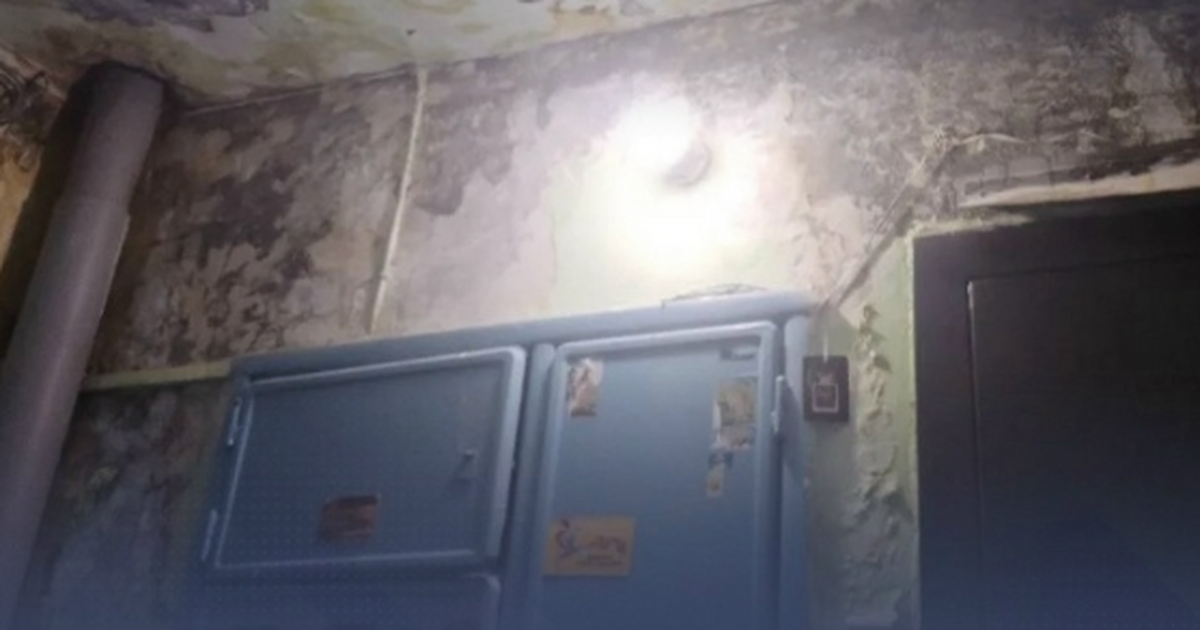 Речь идет о плачевном состоянии дома в поселке ...