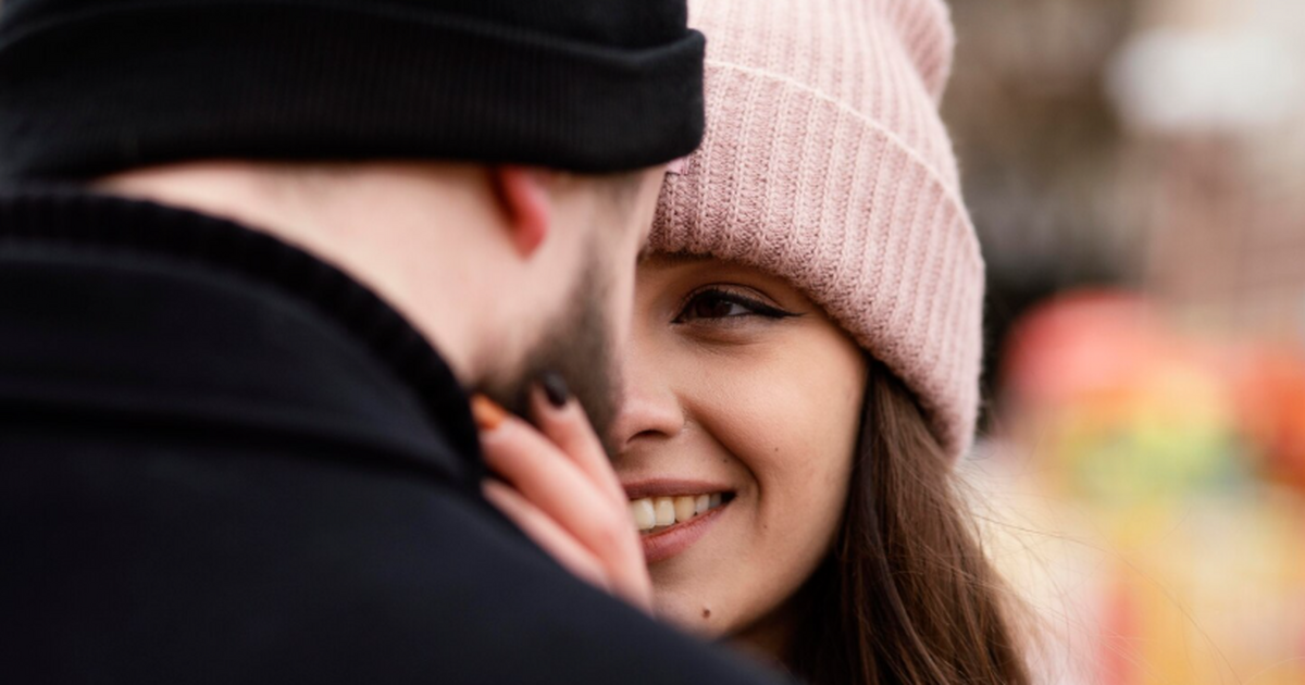 Определить, испытывает ли человек к собеседнику...