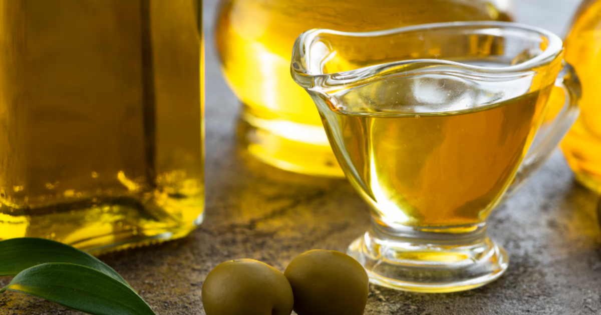 Добавление оливкового масла первого отжима в ра...