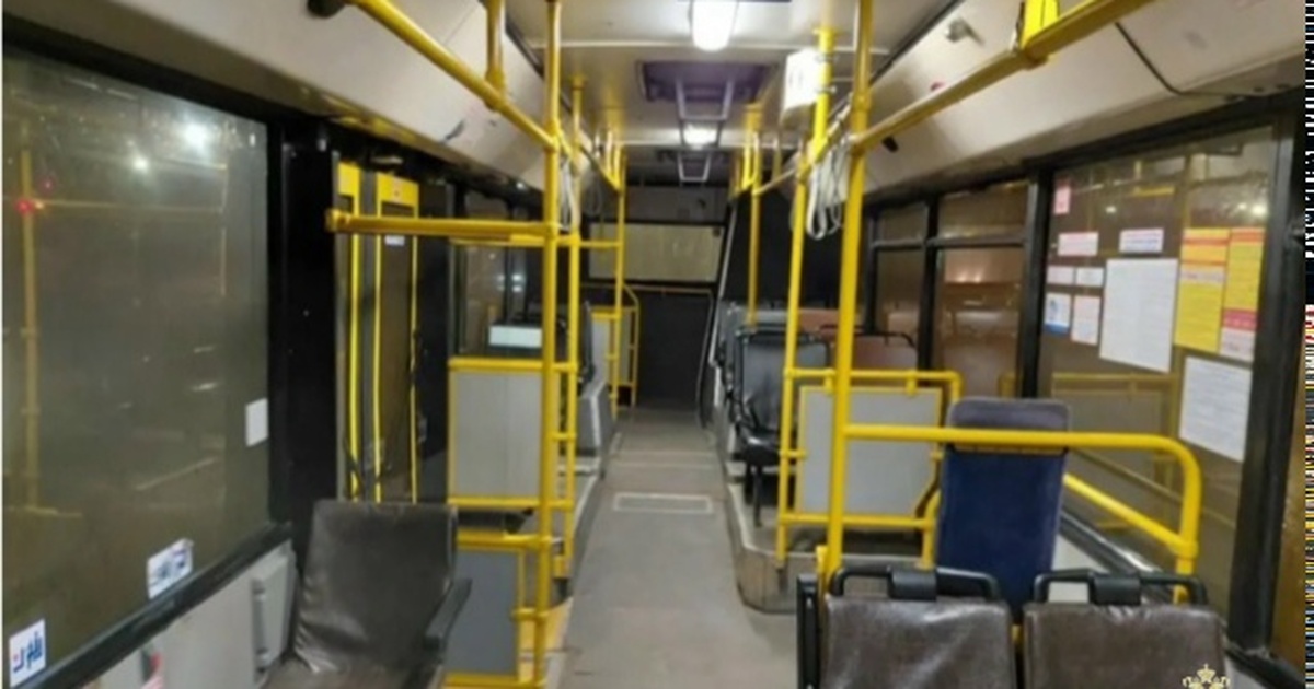 Во время движения в салоне автобуса произошло п...