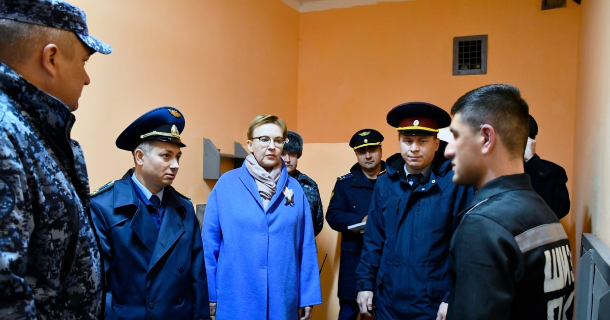 Прокуратура и омбудсмен проверили исправительную колонию в Новокуйбышевске Заместитель областного прокурора и Елена Лапушк...