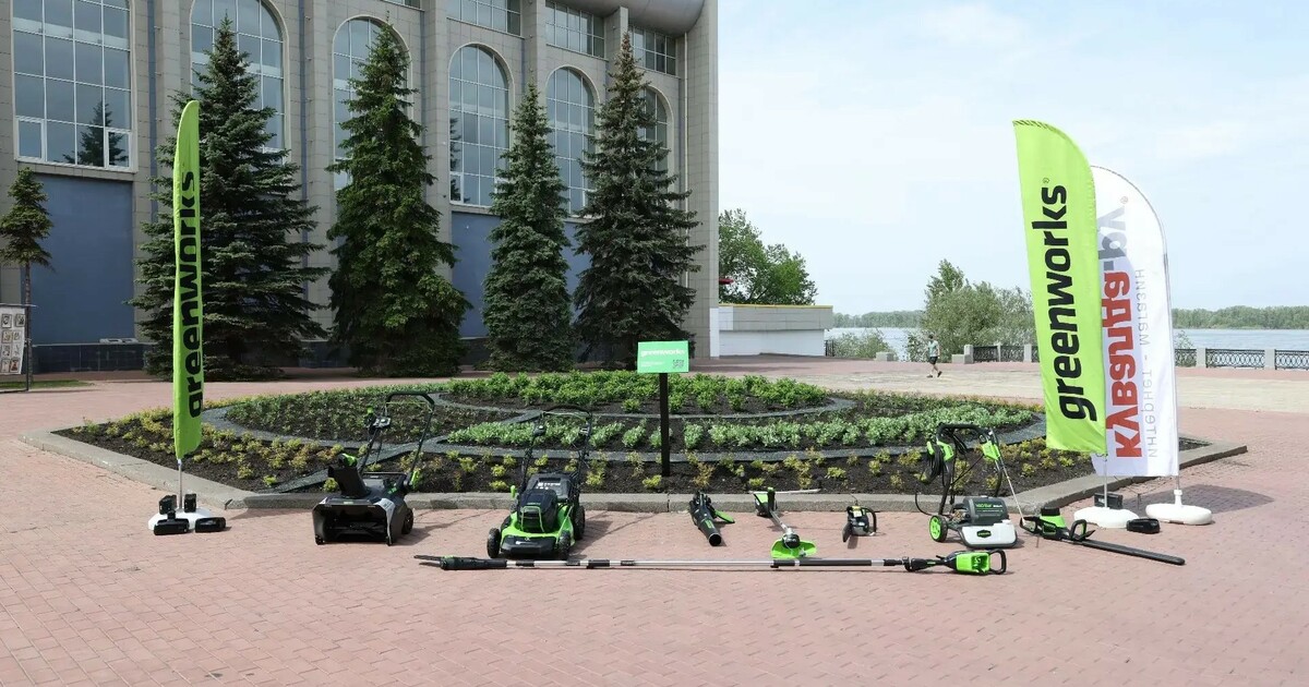 Специалисты также привели в порядок клумбы и вы...