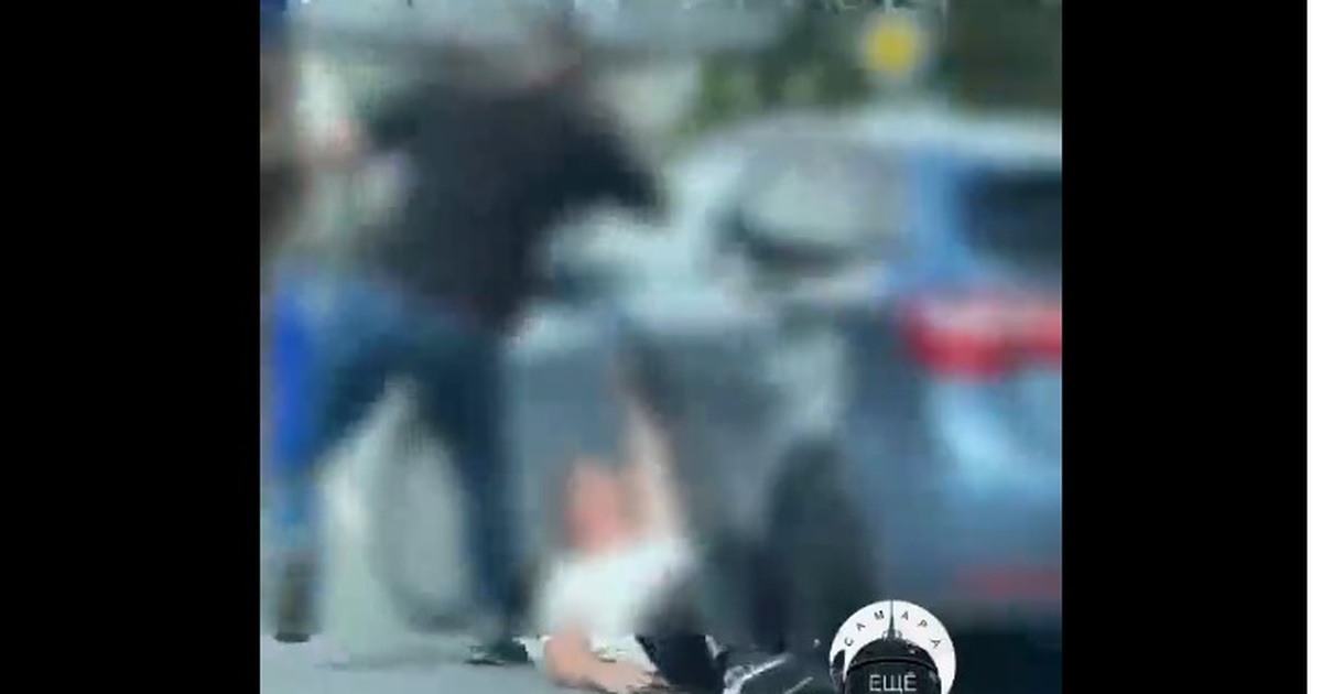 В ходе конфликта его участник приковал себя нар...