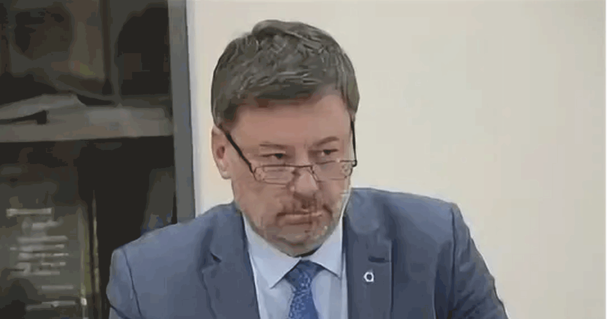 В настоящее время он работает советником главы ...