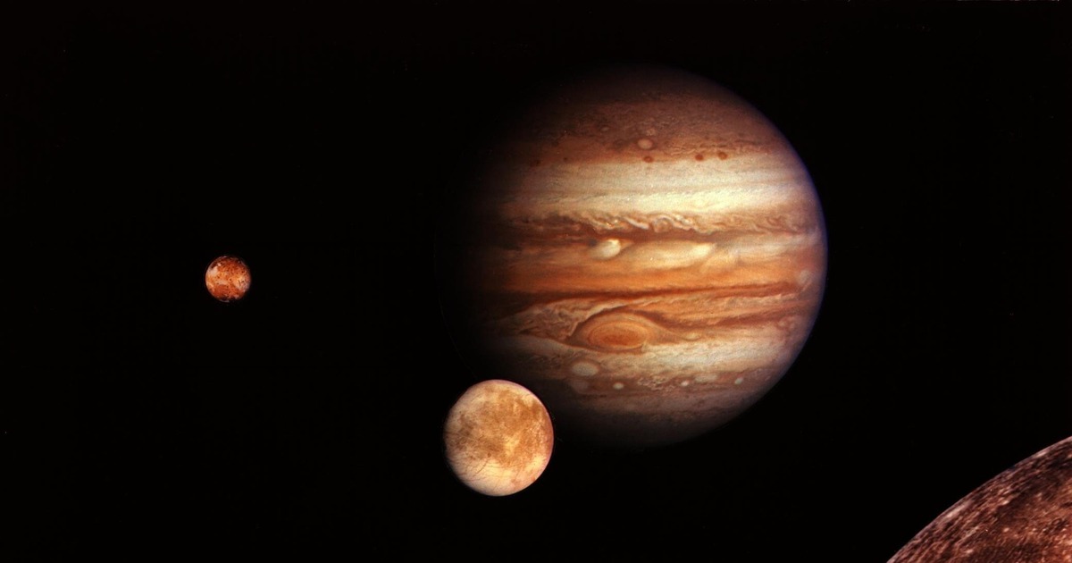 Особое внимание ученые уделяют спутникам Юпитер...