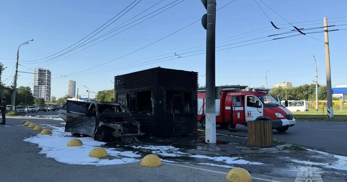 В Тольятти на улице Спортивной сгорели автомобиль и автокофейня Общая площадь пожара составила 10 квадратных ме...