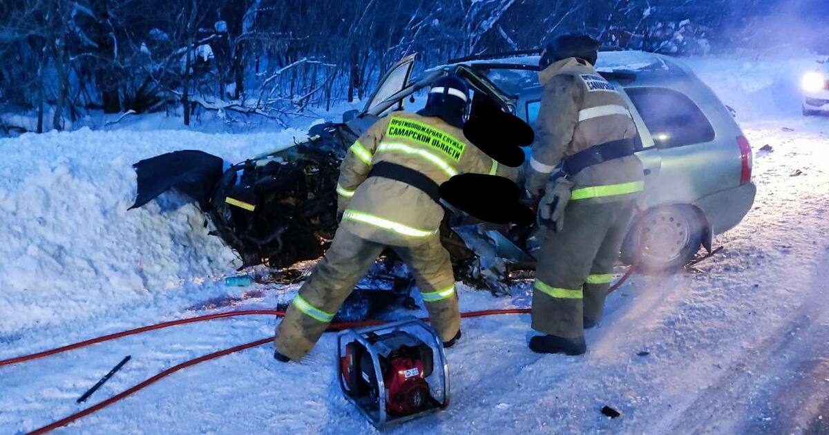 Под Самарой произошло лобовое ДТП с участием LA...