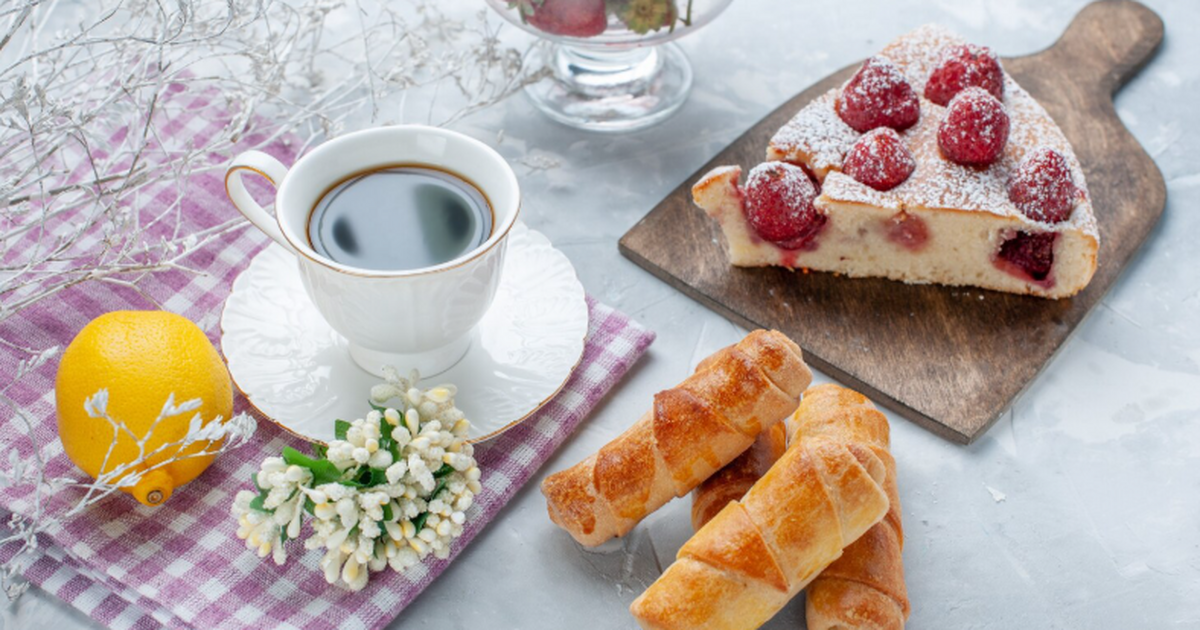 Утренний прием пищи с высоким содержанием жиров...