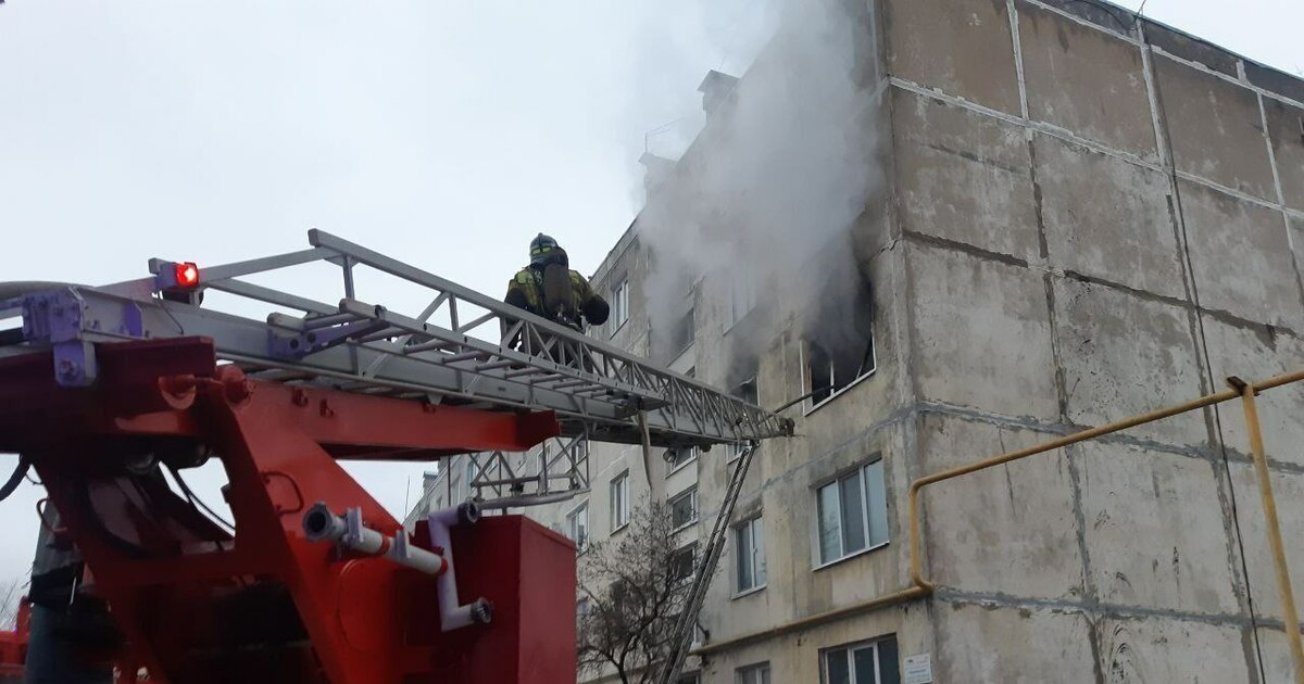 13 ноября в Сызрани пожарные спасли мужчину с помощью автолестницы Также при пожаре были эвакуированы 3 человека