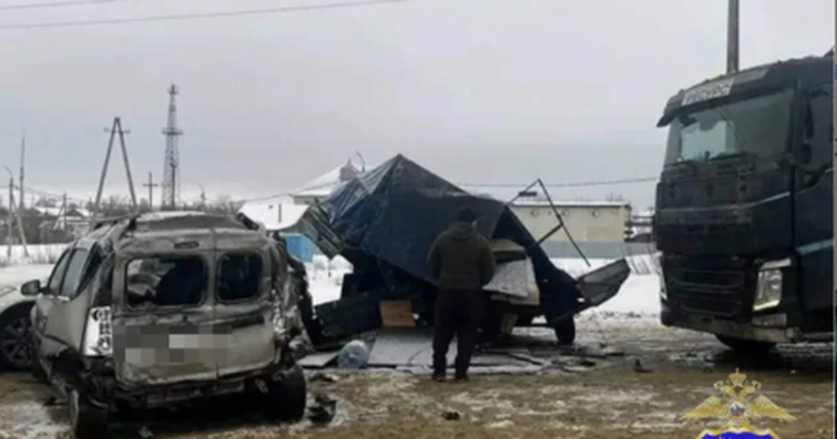 Грузовик Volvo наехал на стоящую Lada Largus, ч...