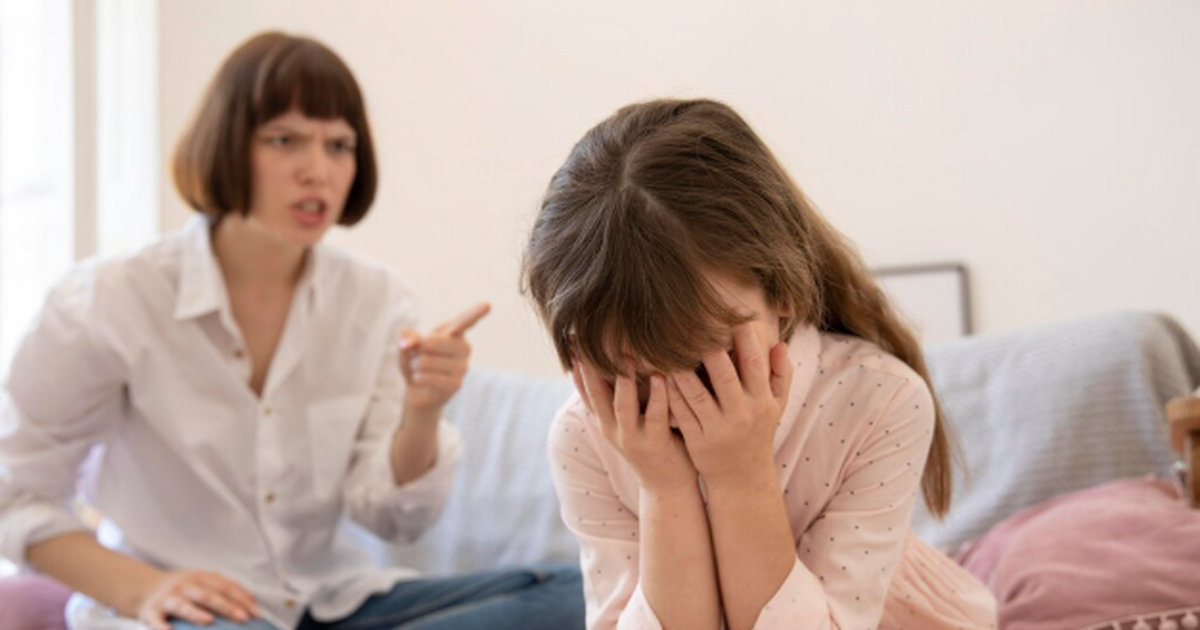 Неловкие подколы на планёрке, «шутки» родственн...