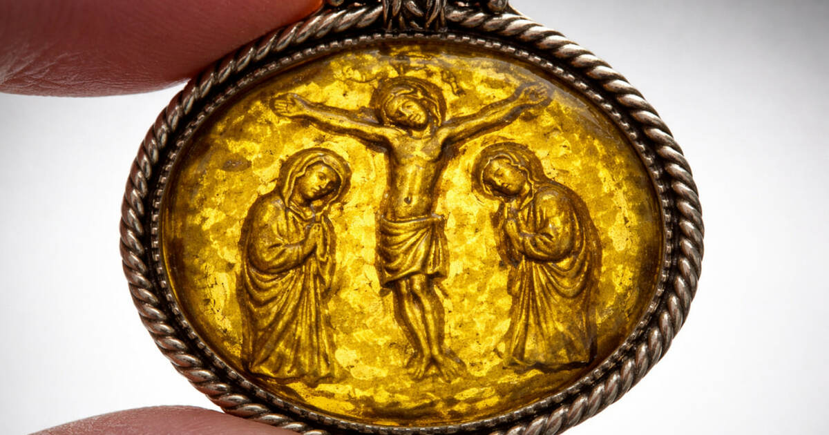 Археологи из Оксфорда обнаружили стеклянный аму...