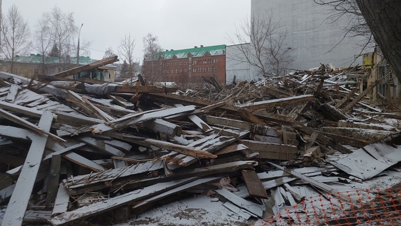 В Самаре объявили торги на снос нежилого здания за 1,3 миллиона рублей Неиспользуемое здание расположено у областной п...