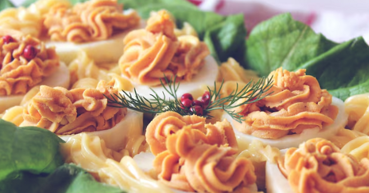 Готовим эту закуску из поколения в поколение: на Новый год уходит сразу же — а ведь готовлю по 5 тарелок Та самая «классика» с плавлеными сырками — прос...