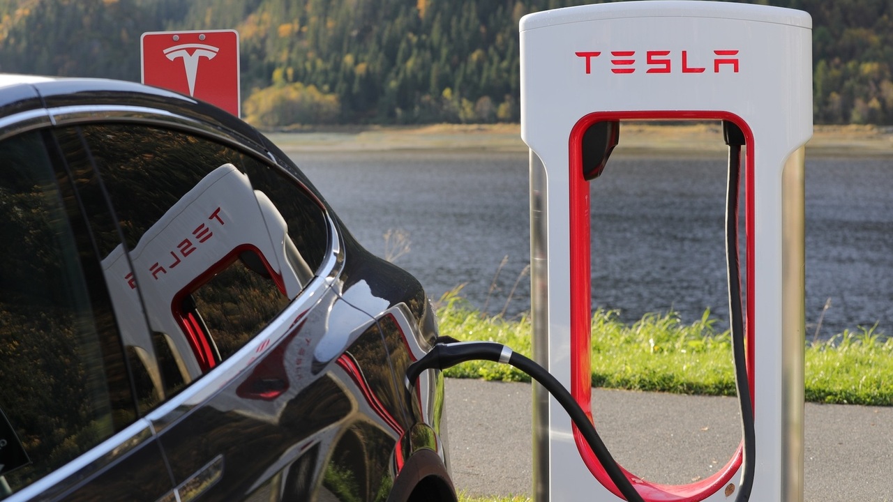 Tesla заговорит по-китайски: на электромобили установят 2 китайские системы ИИ Ими стали ИИ-система DeepSeek и голосовой помощ...