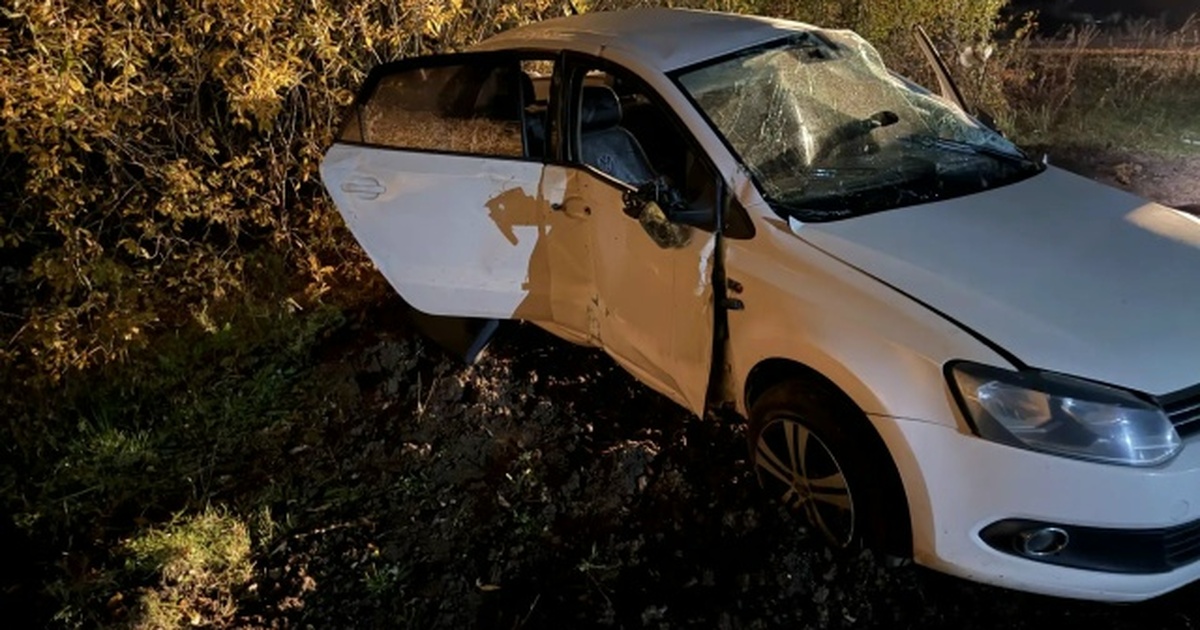 В Ставропольском районе перевернулся Volkswagen Polo, пострадали двое Пожарные-спасатели провели аварийно-спасательны...