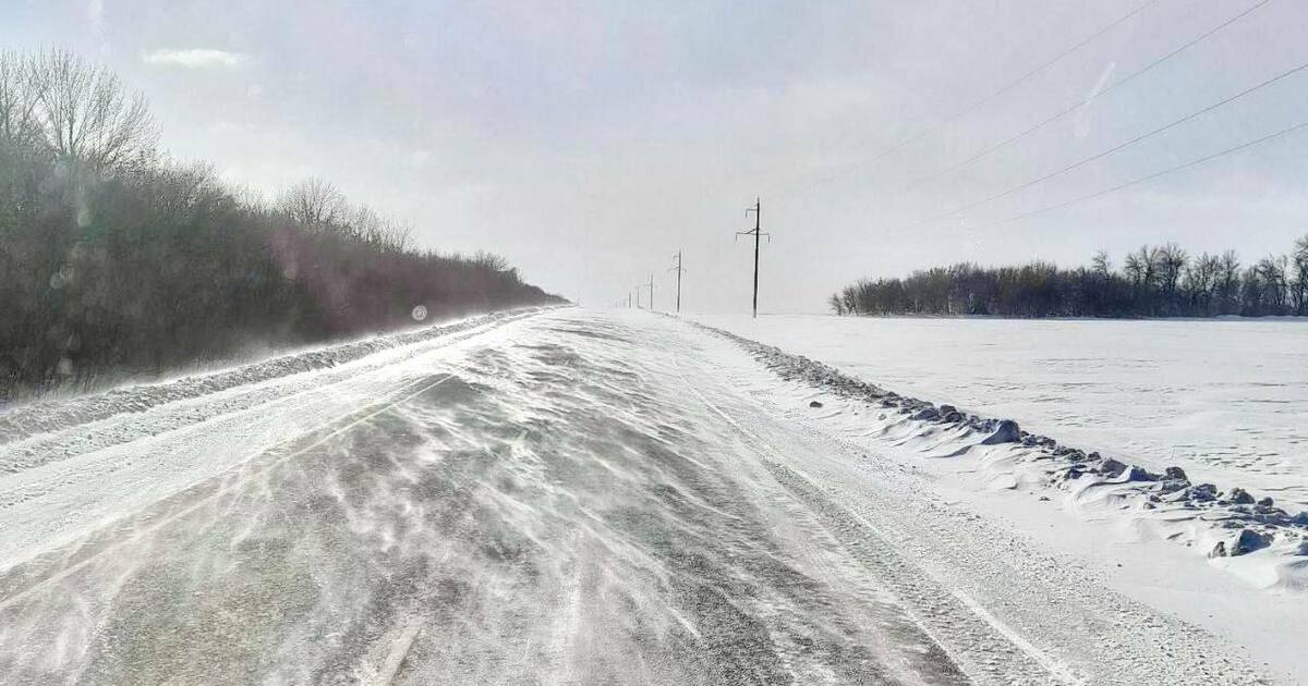 Сильный ветер и снежные переметы осложняют движение на дорогах Самарской области Водителям рекомендуется планировать поездки с у...