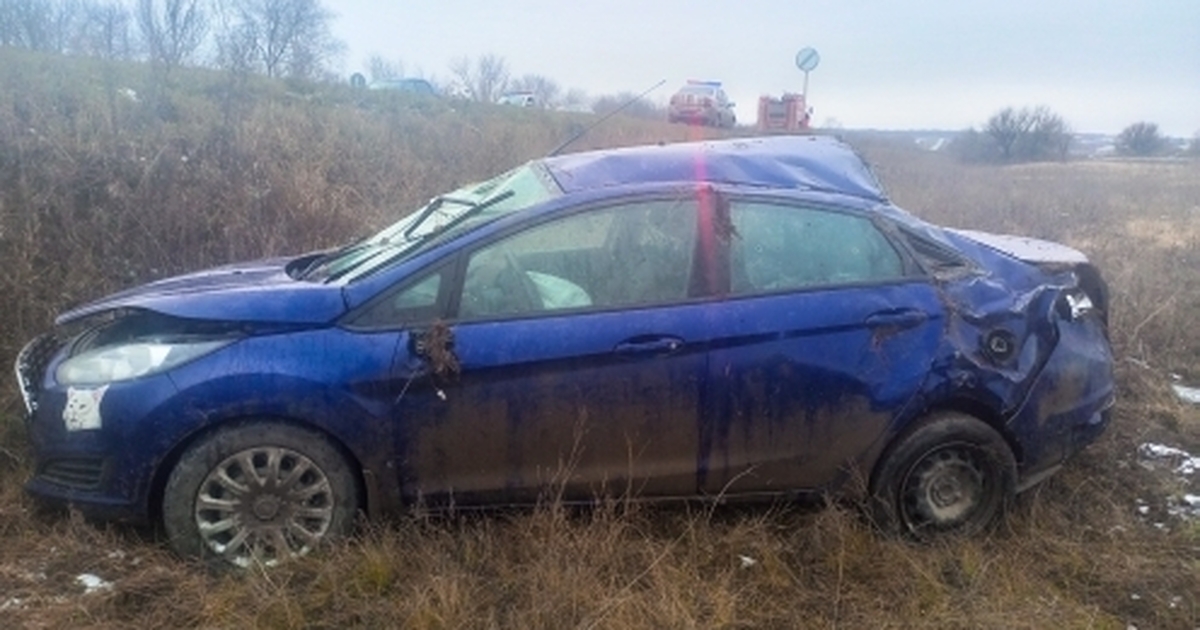 7 декабря Ford Fiesta опрокинулся в кювет в Алексеевском районе Ликвидация последствий аварии потребовала участ...
