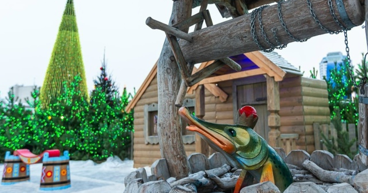 Монтаж самой большой елки высотой 25 м уже начался