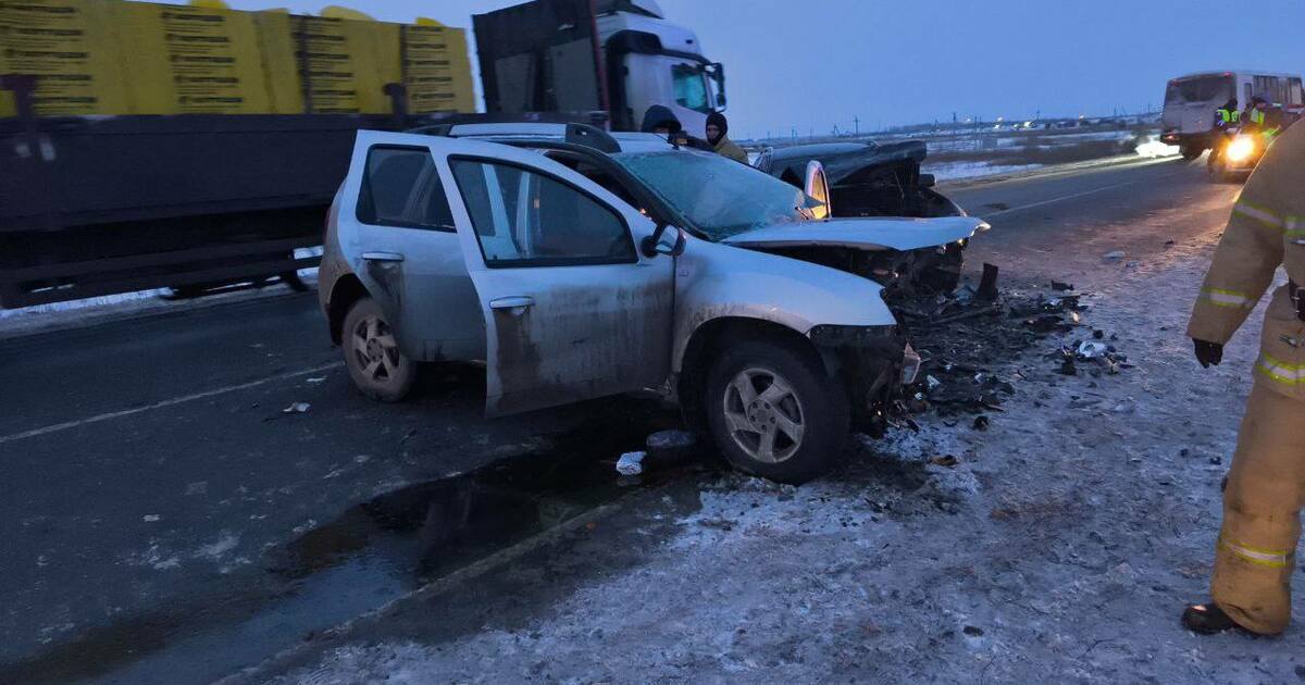 В лобовом столкновении двух автомобилей погибли...