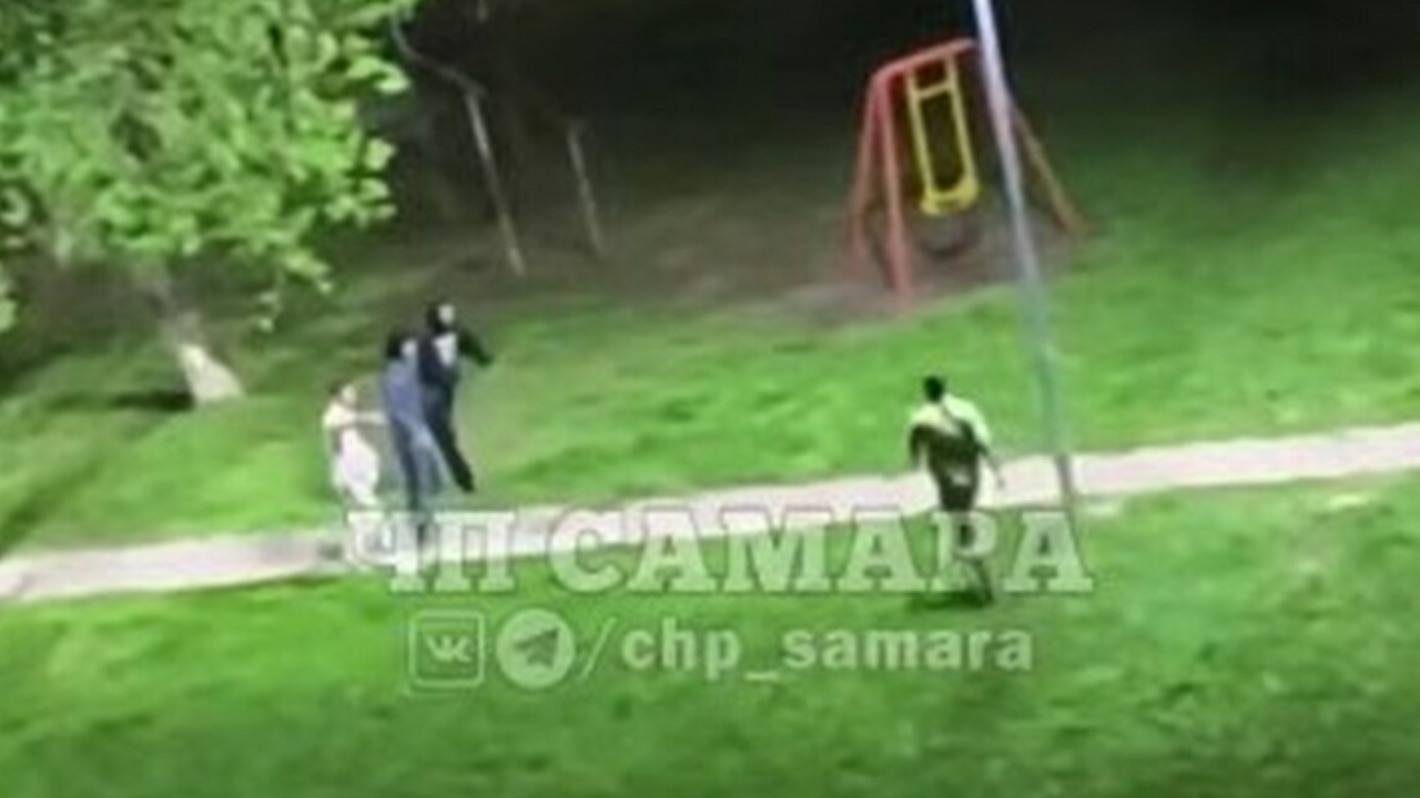 Делали все под окнами людей. В Самаре толпа людей утроила вооружённое непотребство В Сети появились кадры массовой драки на Москов...