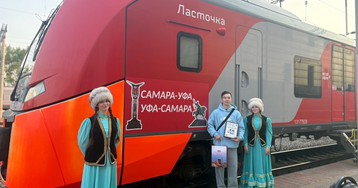 Первым пассажиром нового рейса стал студент Дан...