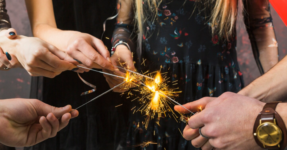 Священник объяснил, что сжигание новогодней записки ведет к язычеству Традиция загадывать желания в новогоднюю ночь с...