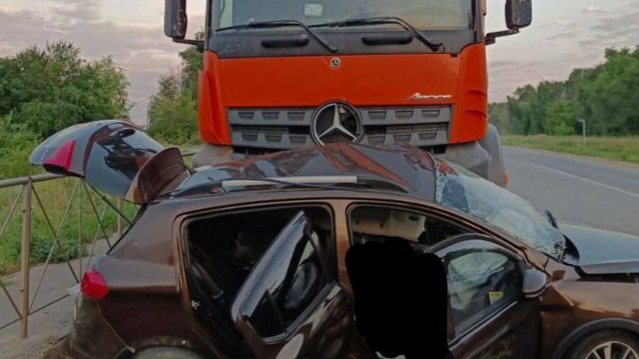Жестокое столкновение на трассе: женщина погибла в страшной аварии с грузовиком Смертельное ДТП случилось на трассе вечером 15 ...