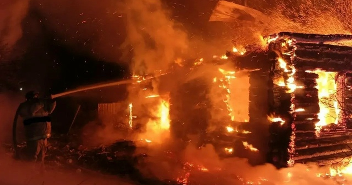 Пожарные не дали огню распространиться на сосед...